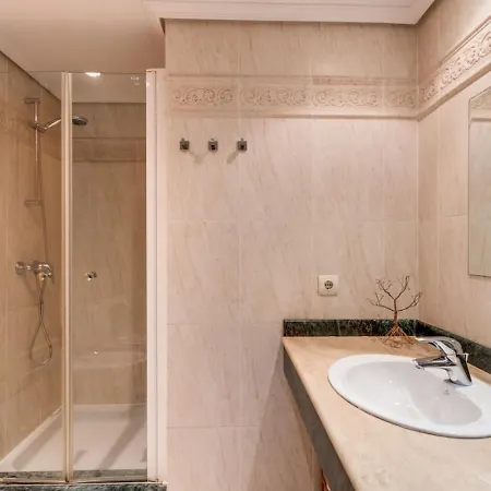 Apartman Ultimate - 2br 5 Min Het - Selwo Hills 2 *